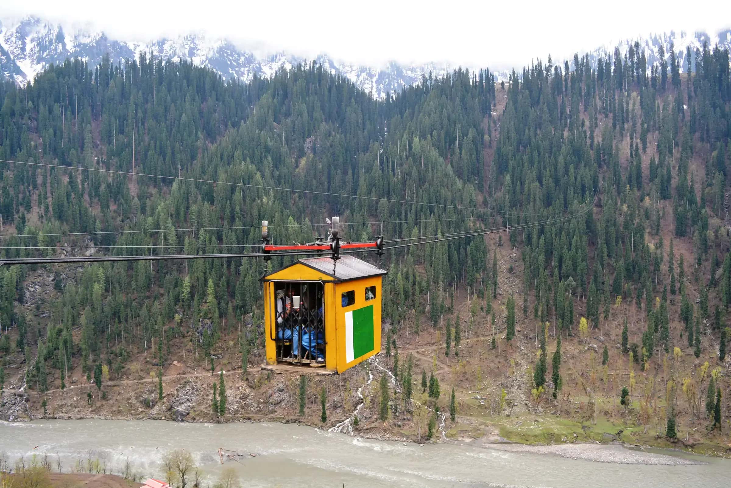 The small cable car crossing the gorge up to Arang Kel
