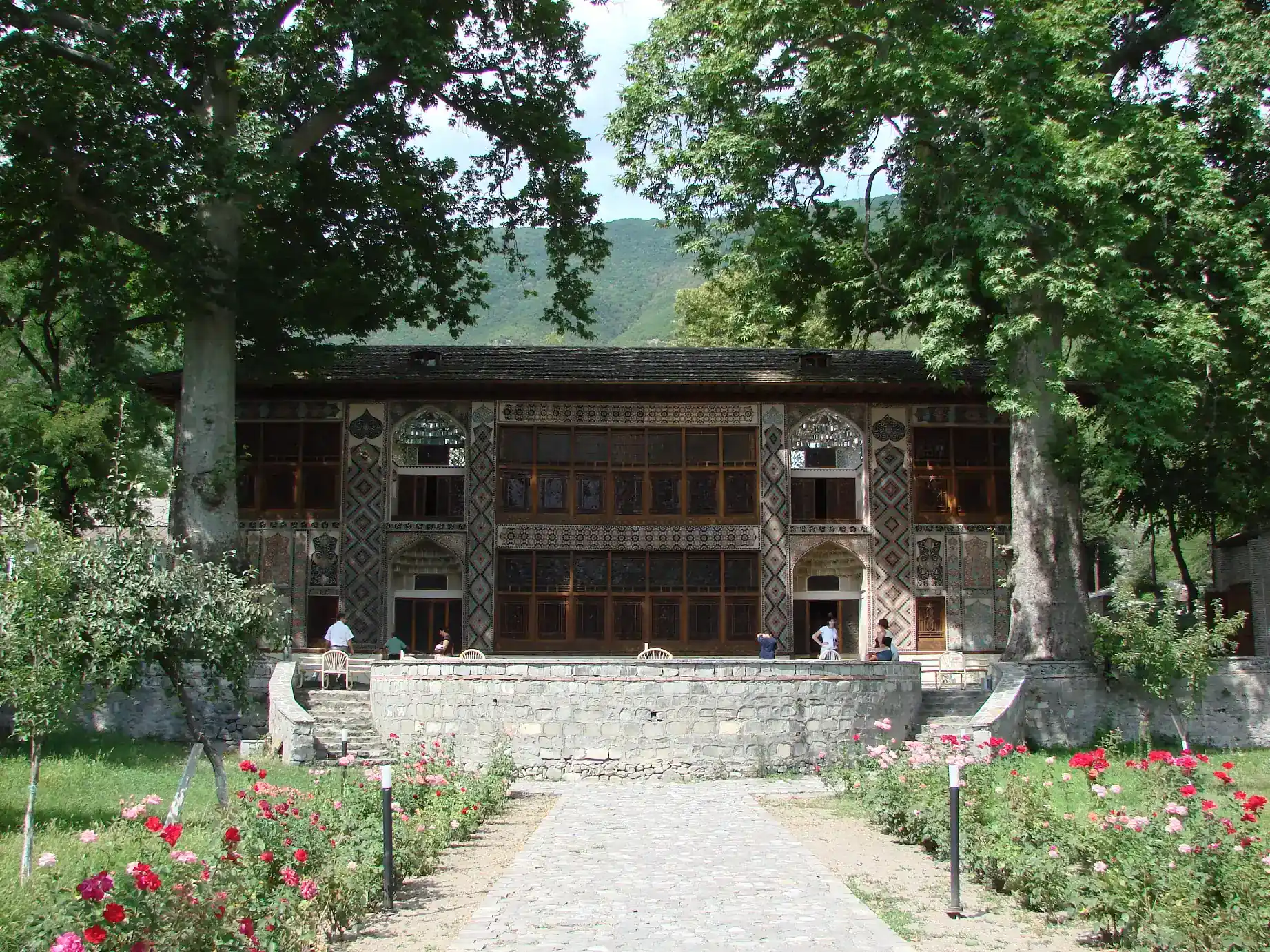 The Khan's palace in Sheki behind its garden of roses and plane trees