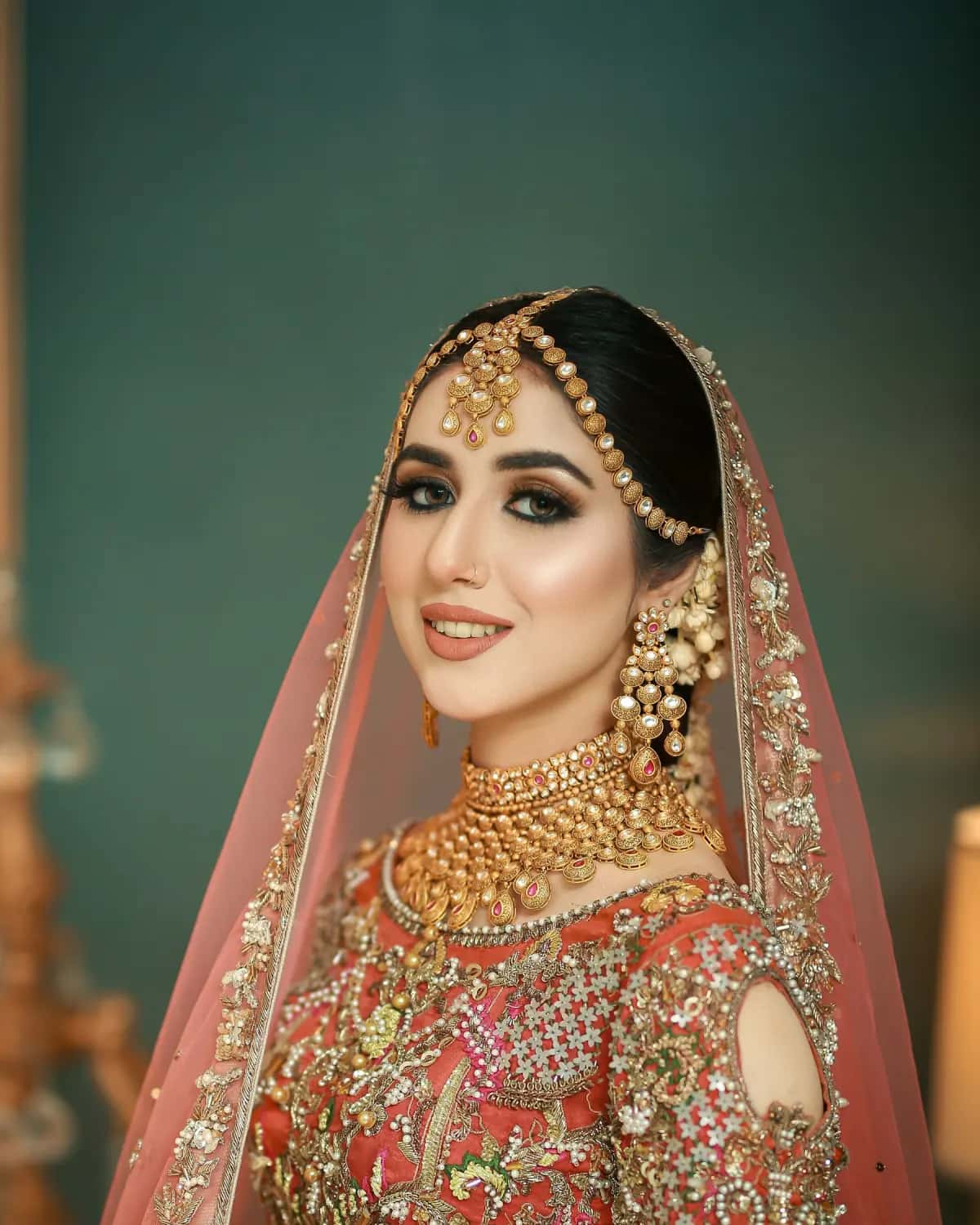 The bride in red and gold bridal jewellery